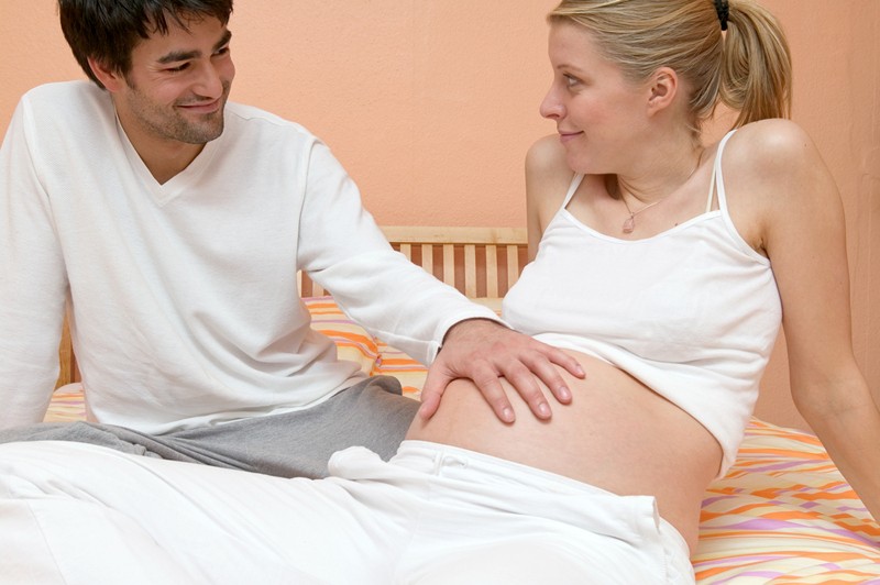 женщина гладит живот. гладит живот беременной жене. мужчина гладит живот беременной. мужские руки на женском животике. гладит беременной.