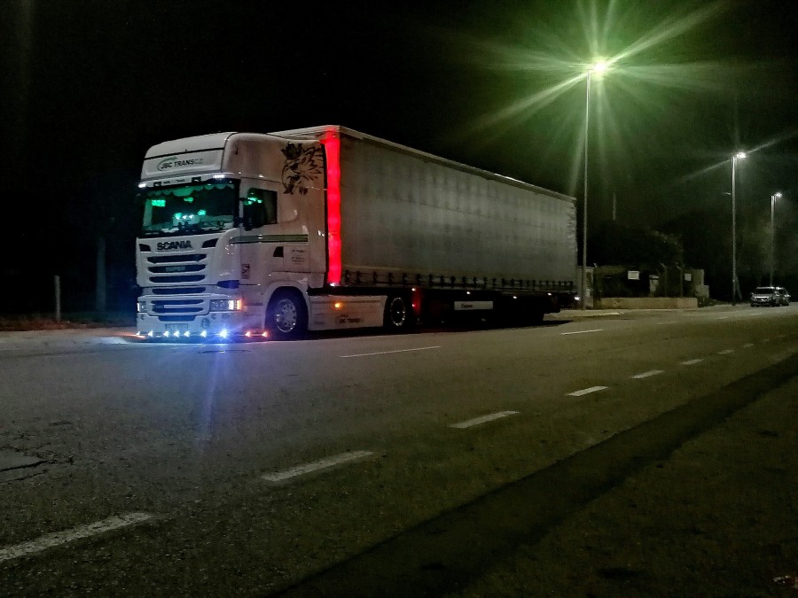 Noční jízda kamionem