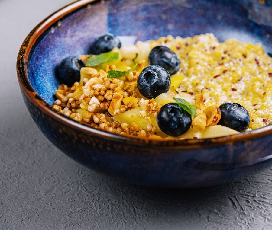 Quinoa se hod&iacute; do sal&aacute;tů, ka&scaron;&iacute; i tepl&yacute;ch pokrmů 