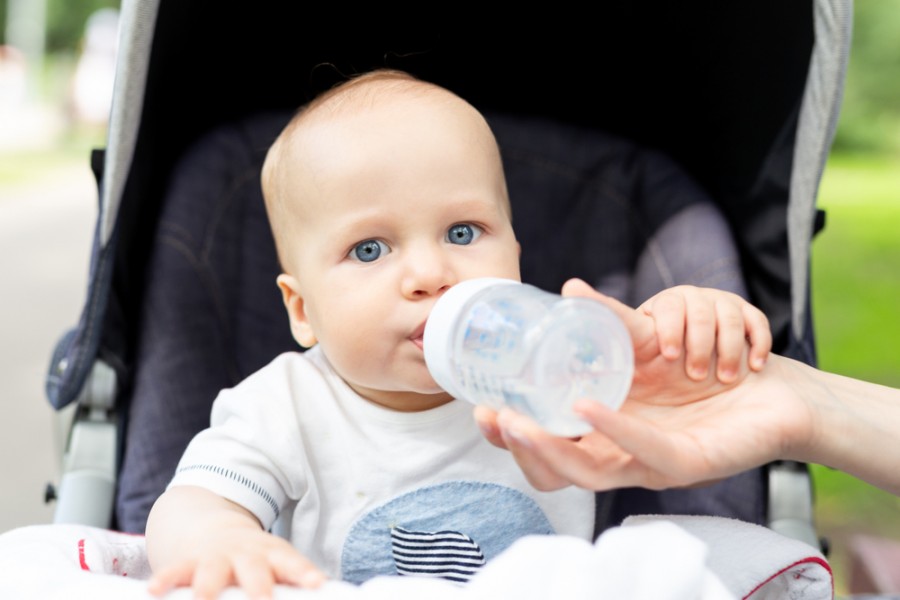 D&iacute;ky ods&aacute;vačce může miminko nakrmit kdokoliv 